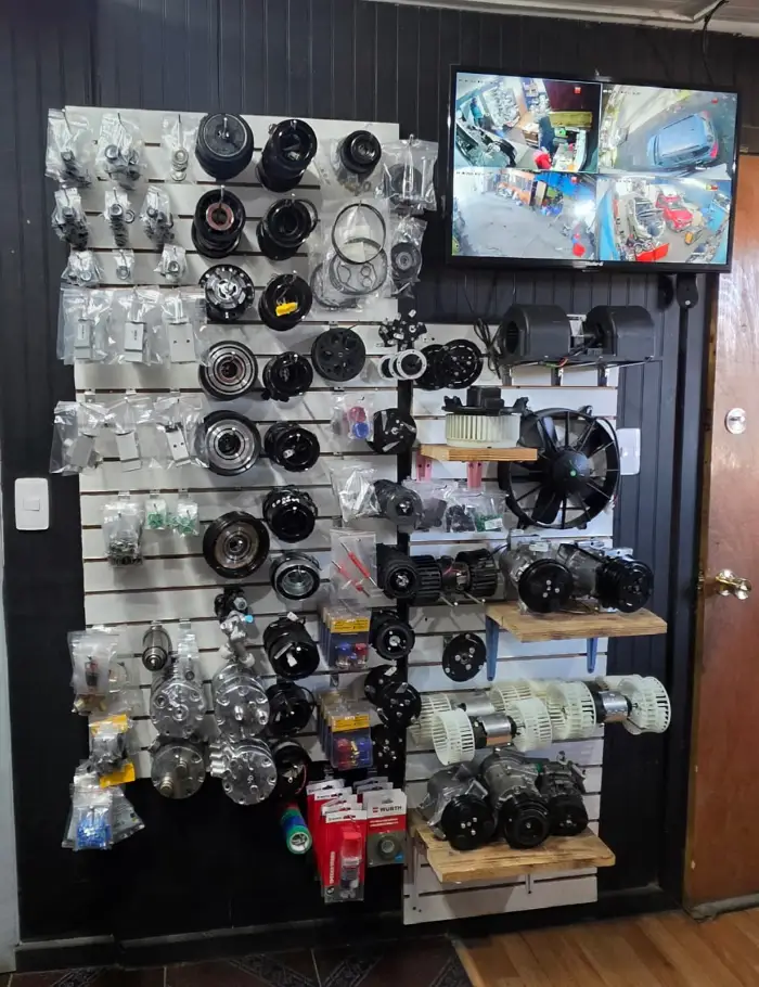 Muro de compresores de aire acondicionado en exhibición
