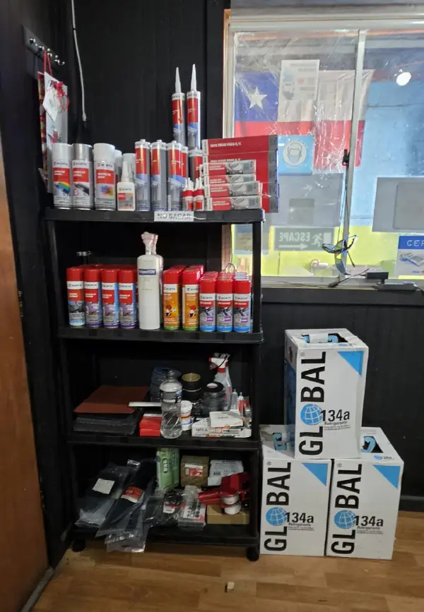 Estantes con insumos de aire acondicionado