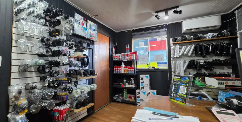 Repuestos e insumos de aire acondicionado en el local de Orompello 275 A